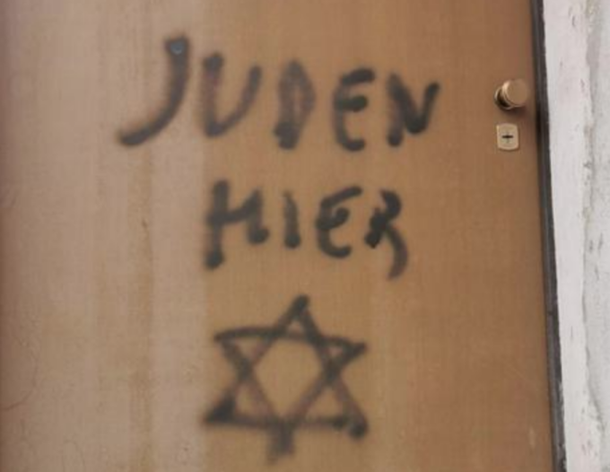Shock a Mondovì: scritta “qui ebrei” su porta del figlio di Lidia Rolfi
