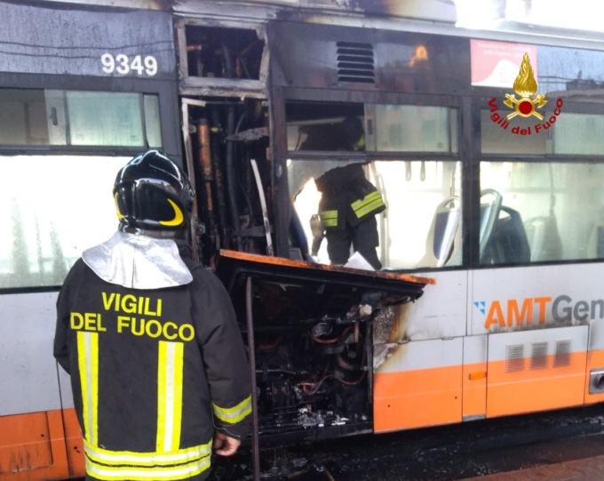Genova: bus in fiamme in piazza Caricamento