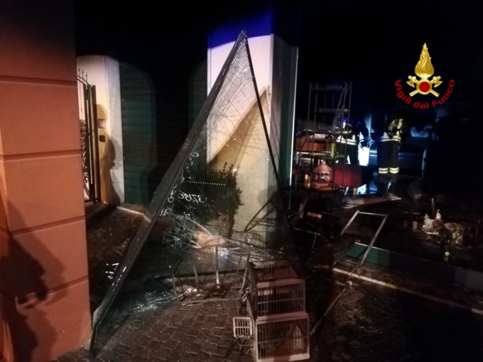 Genova: incendio in negozio parrucchiere