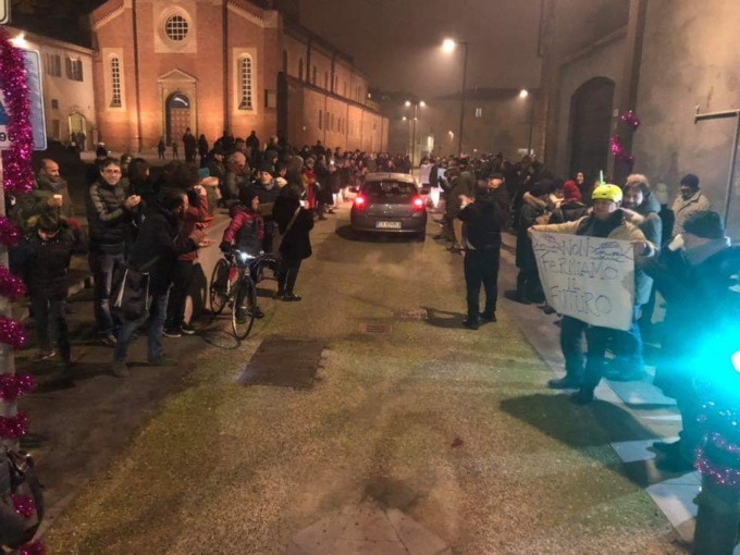 S. Maria di Castello: 300 persone in piazza contro la riapertura alle auto