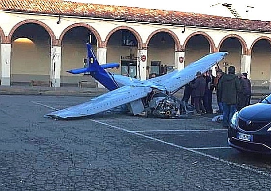 Moncalvo, ultraleggero precipita in piazza Carlo Alberto