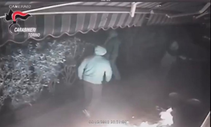 Rivoli: raid incendiario contro ristorante, 3 persone indagate dai Carabinieri