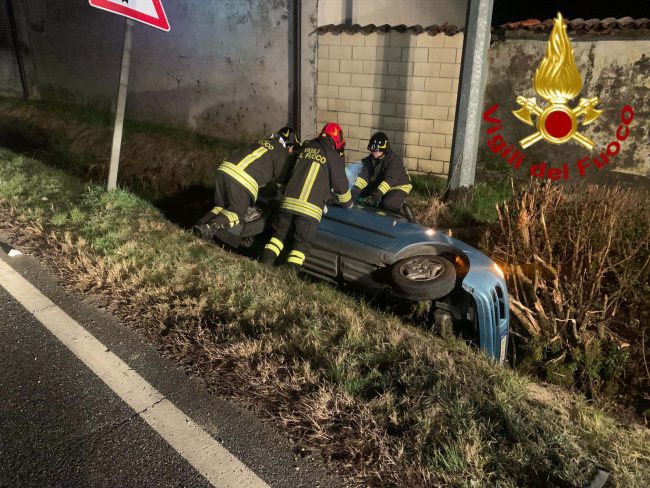 Auto fuori strada, una donna ferita