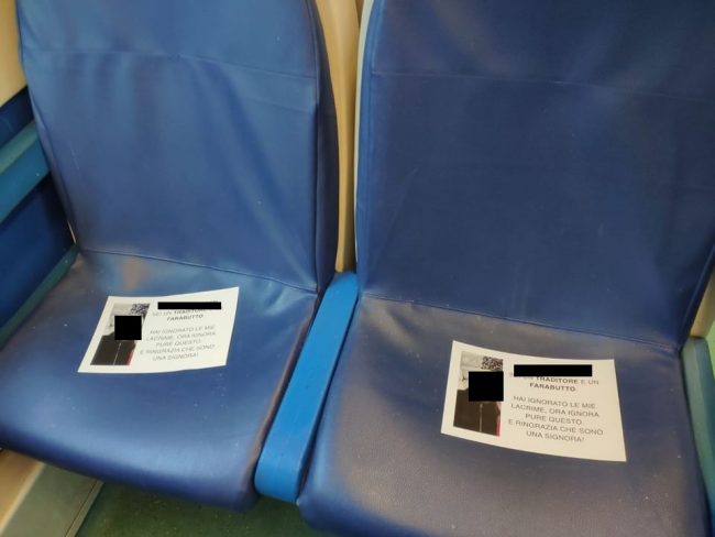 Lui la tradisce, lei tappezza un treno della Milano-Mortara di volantini: “Farabutto”
