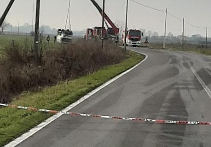 Un camion che trasportava Gpl si ribalta nei campi, strada provinciale temporaneamente chiusa