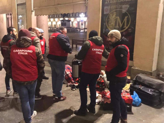 Torino: CasaPound distribuisce coperte e bevande calde ai senzatetto