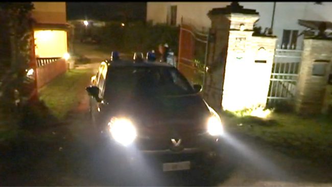 Stragi nel pollaio, agricoltore assolda tre cacciatori: lo scambiano per la volpe e lo uccidono