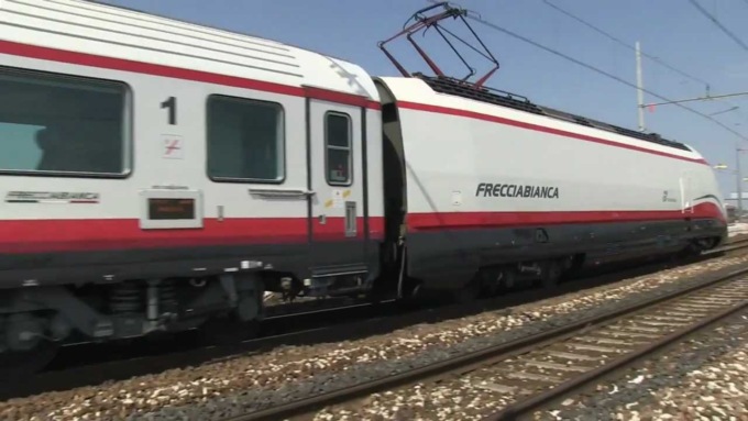 Donna partorisce sul treno Roma Torino, il bebè ha voluto nascere ad Arquata