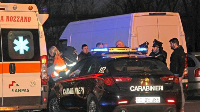 Spara alla moglie malata terminale poi si suicida