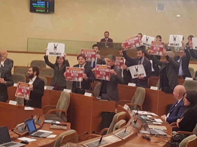 Bocciatura Referendum: opposizione Piemonte espone cartelli in consiglio