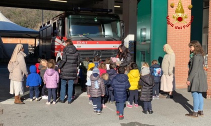 Scolaresca in visita dai vigili del fuoco di Genova Est