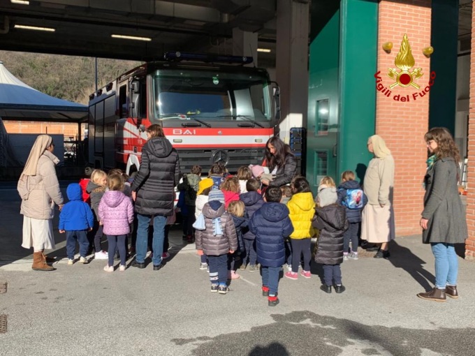 Scolaresca in visita dai vigili del fuoco di Genova Est
