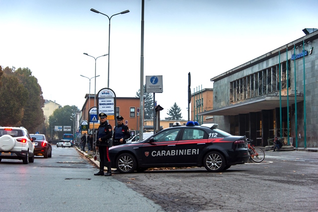 Violenta rissa a colpi di bottiglia e cocci di vetro: 4 stranieri arrestati