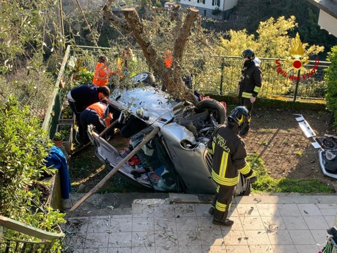 Rapallo: incidente in via Savagna, estratta conducente dai Vvf