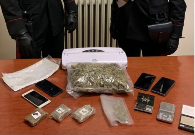 Favria (TO): donna gestiva market droga h24, arrestata