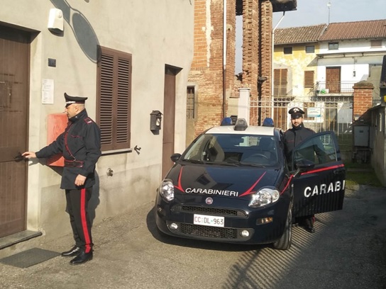 Strattona e insegue una donna: denunciato