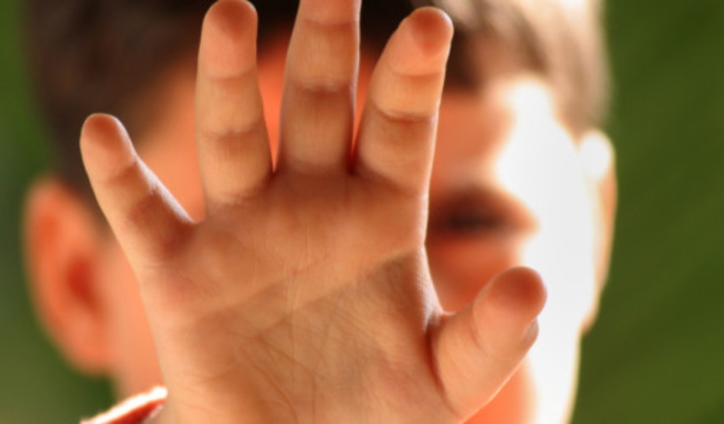 Maltrattamenti su bambino autistico, maestra interdetta dall’insegnamento per 6 mesi