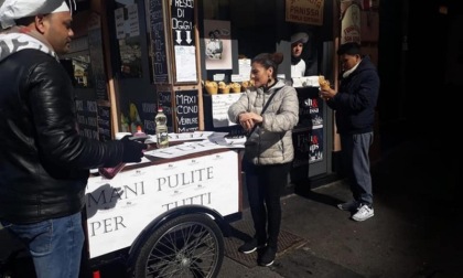 A Genova, un banchetto per pulirsi le mani gratis