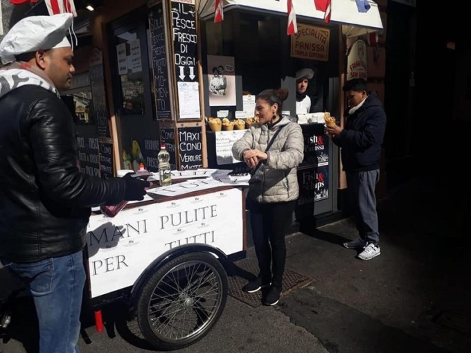 A Genova, un banchetto per pulirsi le mani gratis