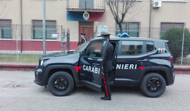 20enne girava con una mazza da baseball in auto, denunciato