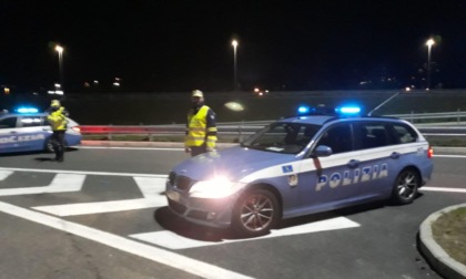 Incidente sull'A21 a Solero, autista del furgone scappa: a bordo 13 clandestini