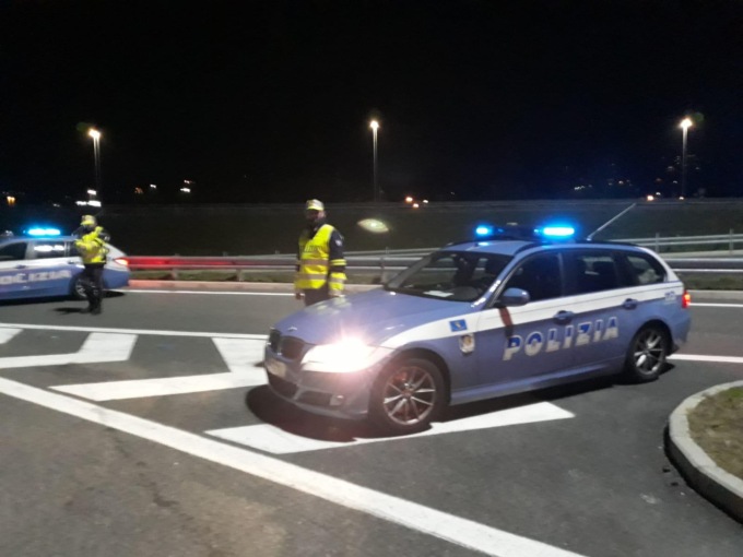 Incidente sull’A21 a Solero, autista del furgone scappa: a bordo 13 clandestini