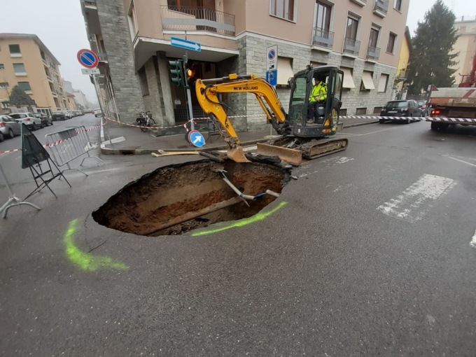 Novi Ligure: cede fognatura in via Cavallotti e si crea voragine