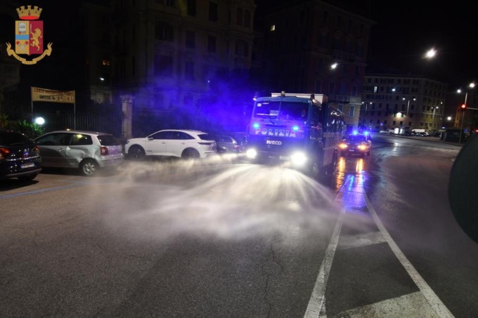 Genova, Polizia impegnata nella sanificazione strade