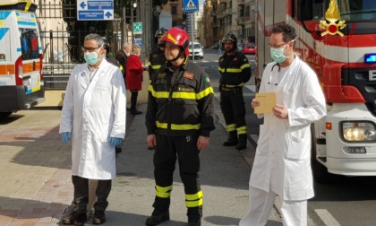 Genova: l’omaggio dei Vigili del Fuoco agli ospedali della città