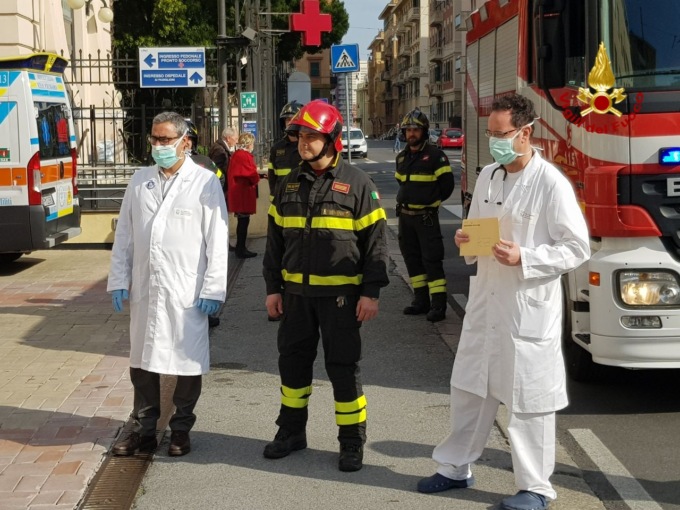 Genova: l’omaggio dei Vigili del Fuoco agli ospedali della città