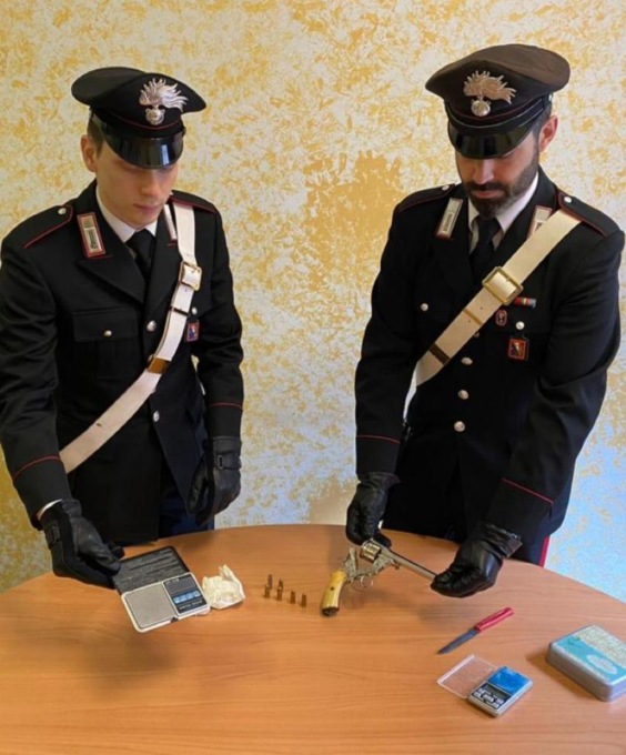 Torino: 1 arresto, 2 denunce e sequestro di droga