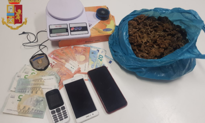 Torino: lanciano dal balcone marijuana all’arrivo della Polizia, arrestati