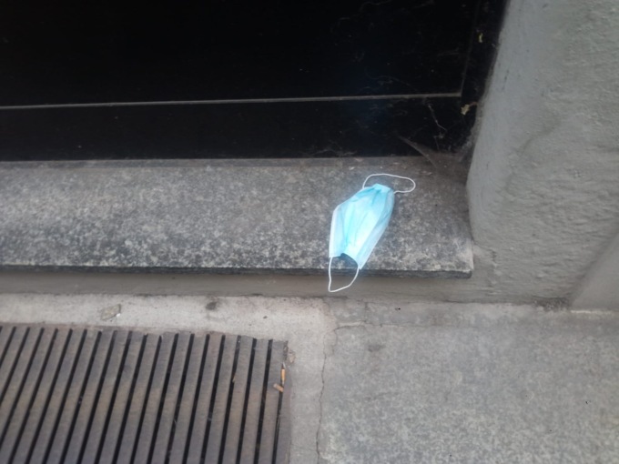 Alessandria: mascherina gettata per terra in via Alessandro III