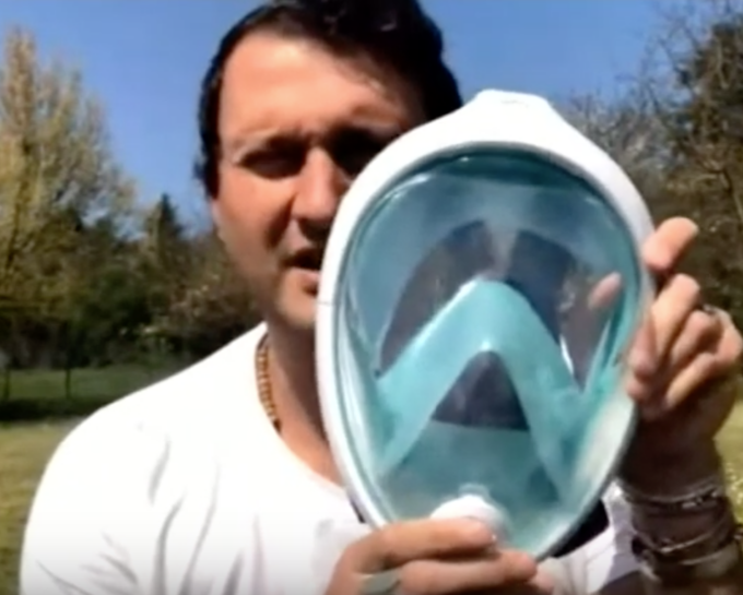 “Aiutateci a raccogliere le maschere da snorkeling”
