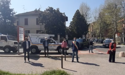 Tortona: l'omaggio agli operatori sanitari di fronte all'ospedale