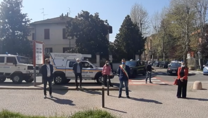 Tortona: l’omaggio agli operatori sanitari di fronte all’ospedale