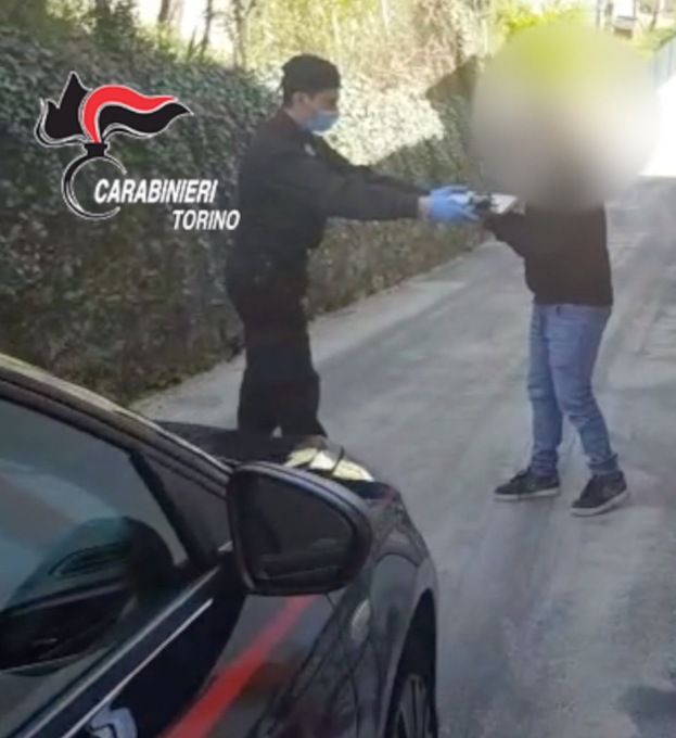 Avigliana, studenti senza tablet, li consegnano i Carabinieri