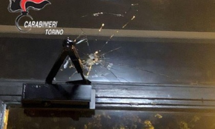 Chivasso: spara contro porta vetri di condominio, arrestato