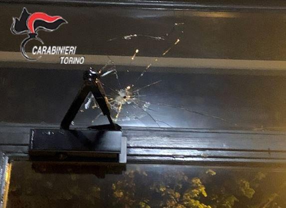 Chivasso: spara contro porta vetri di condominio, arrestato