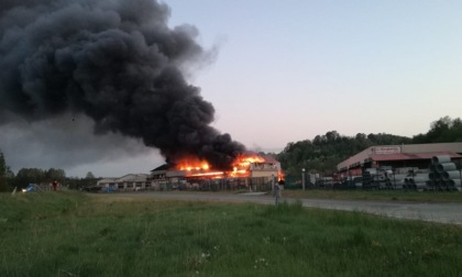 Cassine, incendio al capannone ex EdilCassine
