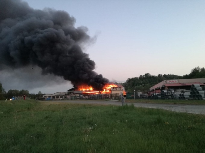 Cassine, incendio al capannone ex EdilCassine