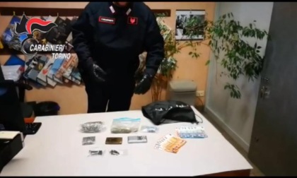 Torino, calano droga dal balcone di casa con la corda: arrestati 2 pusher
