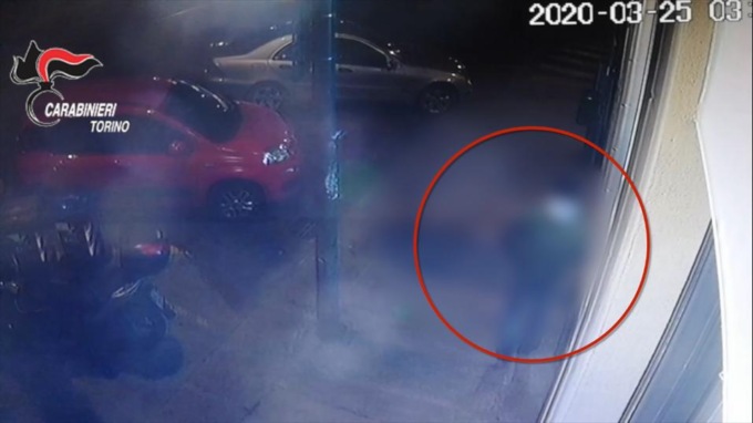 Torino, rapinano uomo mentre preleva farmaci: arrestati