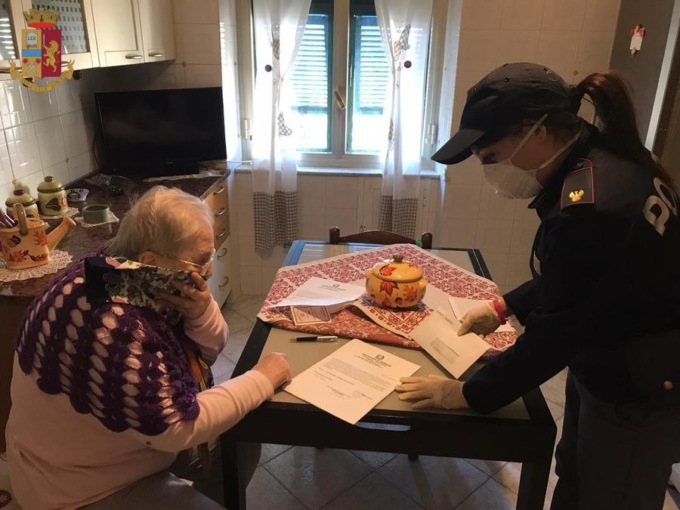 Genova: Polizia ritira e consegna pensione per una signora anziana