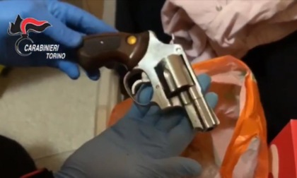 Torino: bombe, pistole e droga a casa di un operaio, arrestato