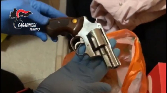 Torino: bombe, pistole e droga a casa di un operaio, arrestato