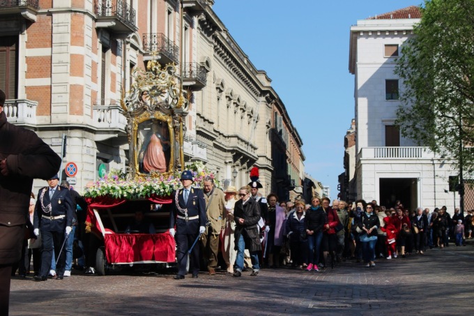 Madonna delle Salve tra le vie deserte di Alessandria
