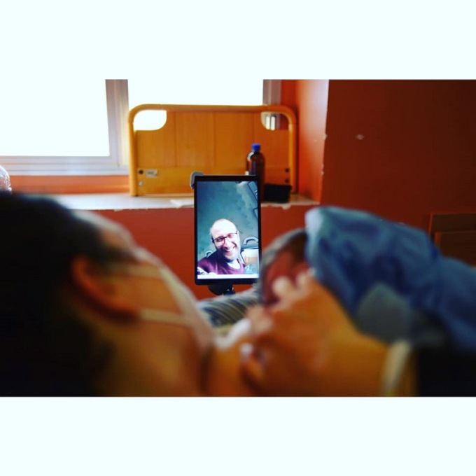 Ospedale San Martino di Genova: padre assiste al parto dal tablet