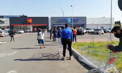 Lunghe code fuori dai supermercati alessandrini