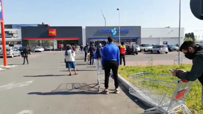 Lunghe code fuori dai supermercati alessandrini